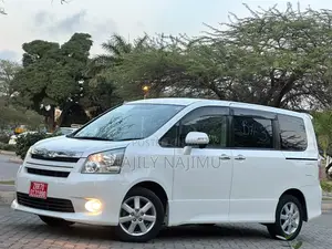 Toyota Noah 2.0 143hp AWD (7 Seater) 2008 White