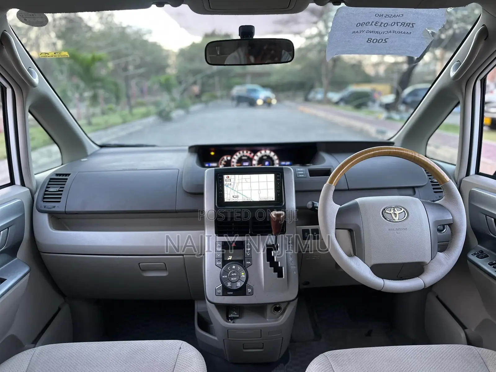 Toyota Noah 2.0 143hp AWD (7 Seater) 2008 White