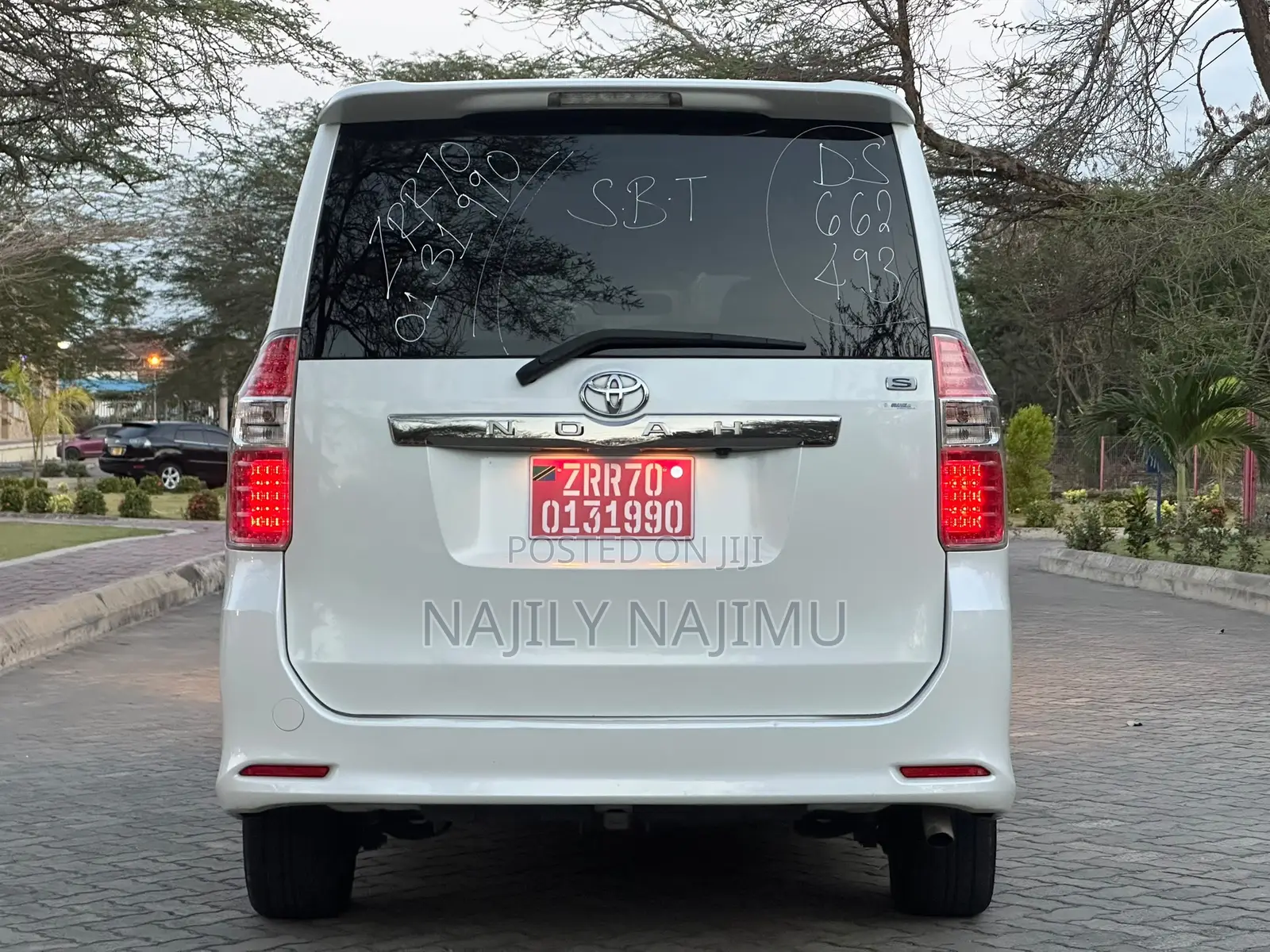 Toyota Noah 2.0 143hp AWD (7 Seater) 2008 White