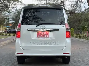 Toyota Noah 2.0 143hp AWD (7 Seater) 2008 White