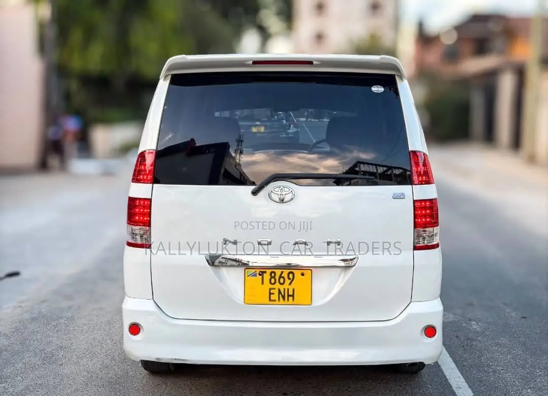 Toyota Noah 2009 White