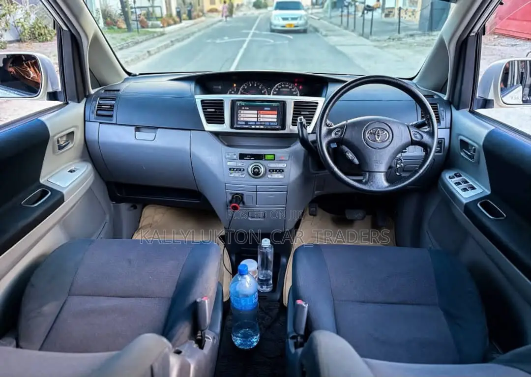 Toyota Noah 2009 White