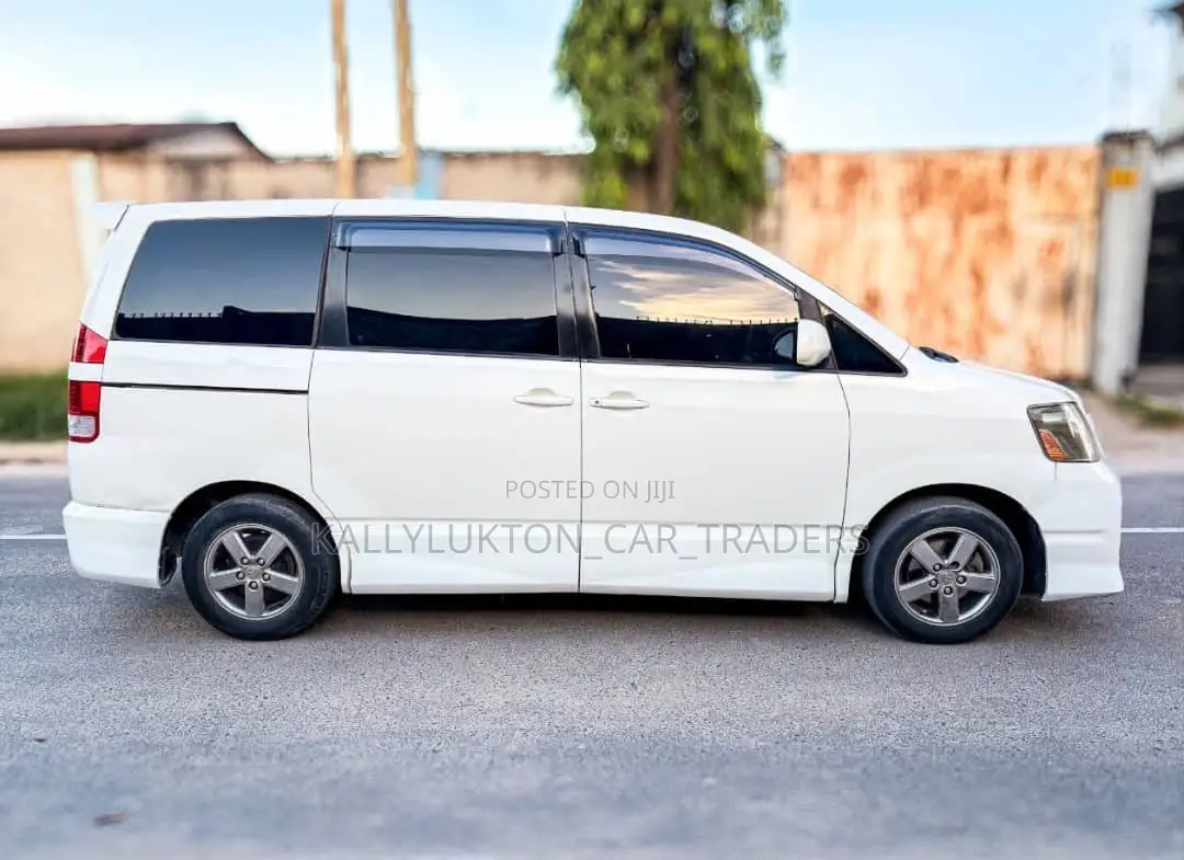 Toyota Noah 2009 White