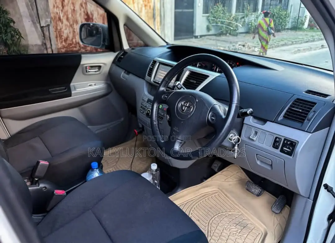 Toyota Noah 2009 White