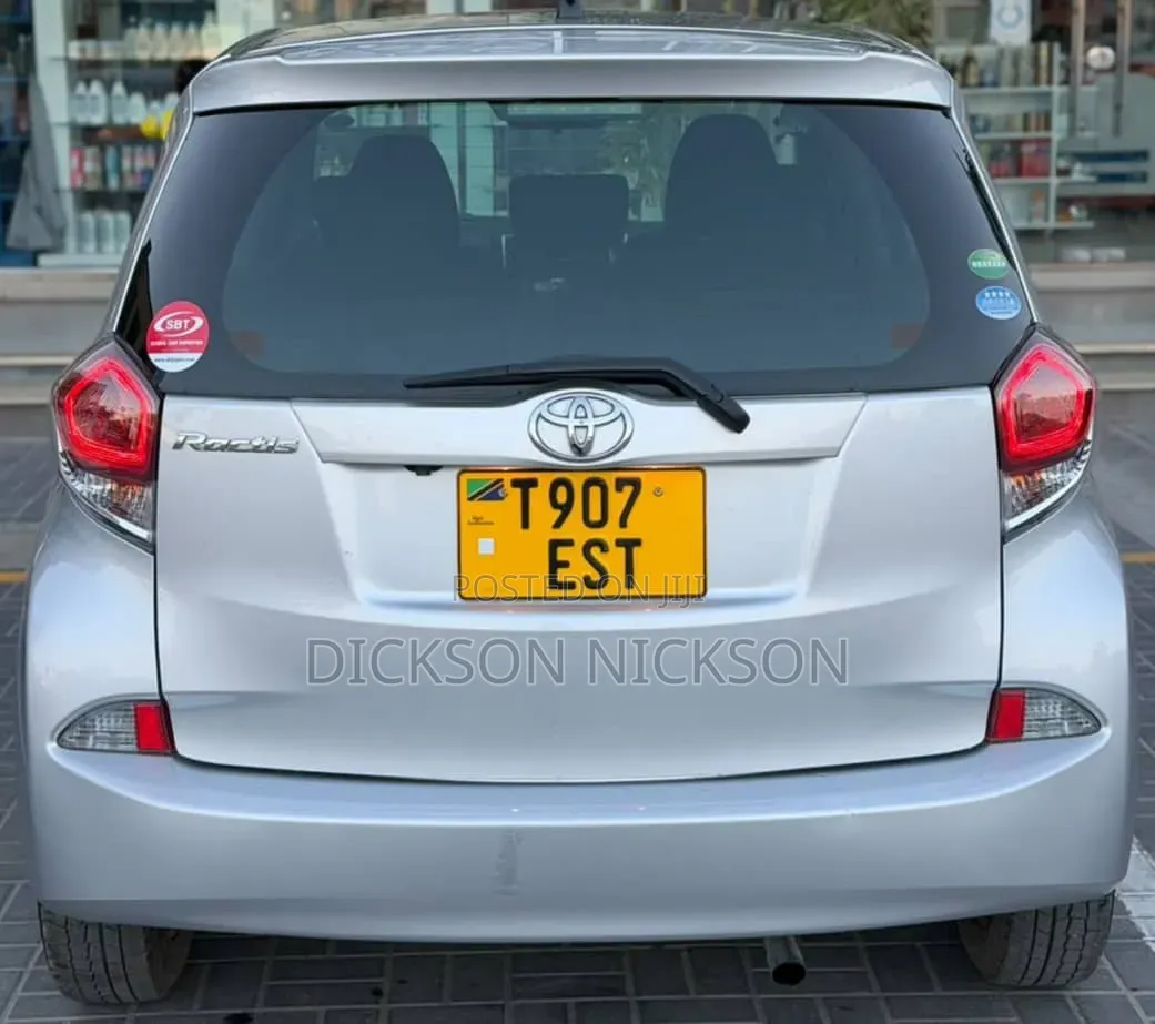 Toyota Ractis 1.3 FWD 2015 Silver