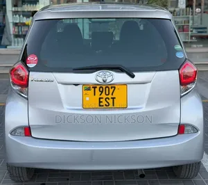 Toyota Ractis 1.3 FWD 2015 Silver
