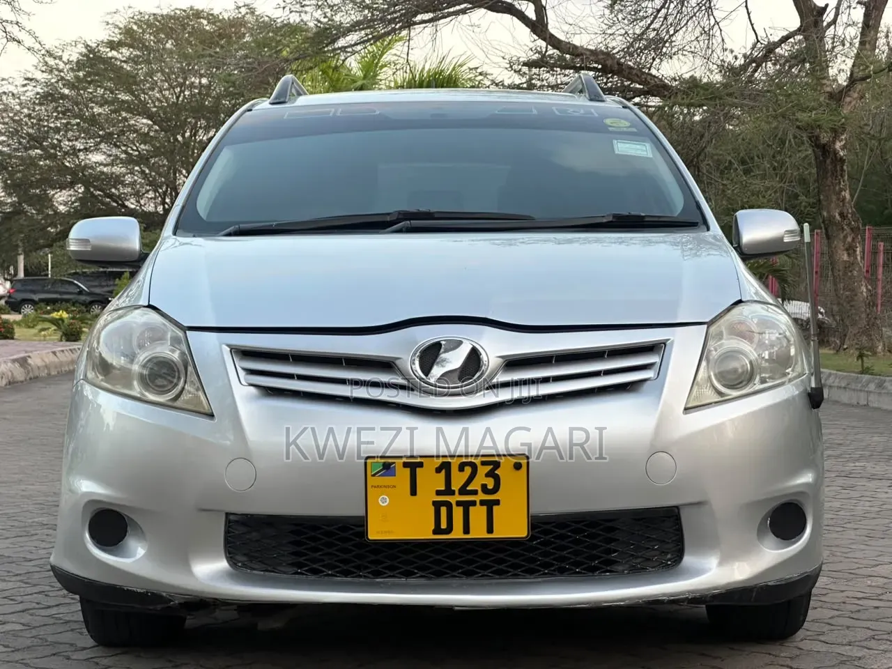 Toyota Auris 2010 Silver