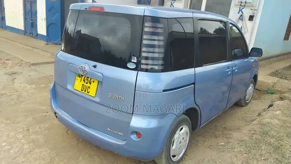 Toyota Sienta 2004 Blue