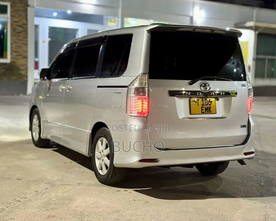 Toyota Noah 2009 Silver