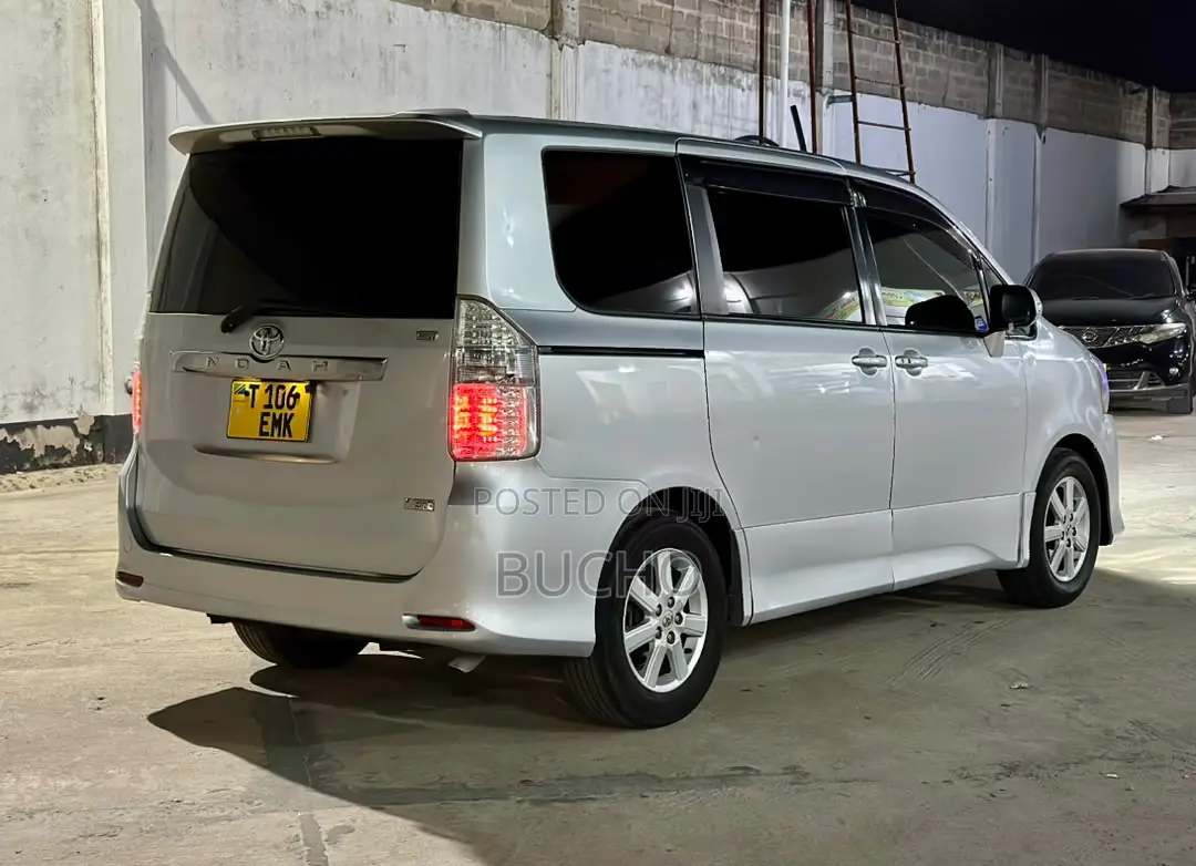 Toyota Noah 2009 Silver