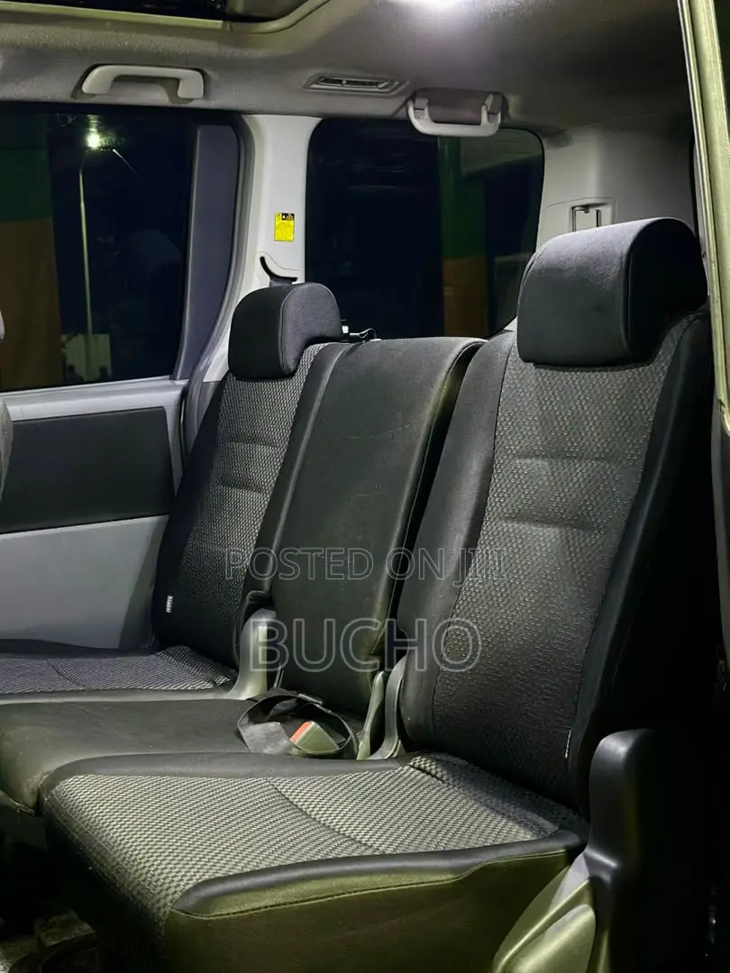 Toyota Noah 2009 Silver