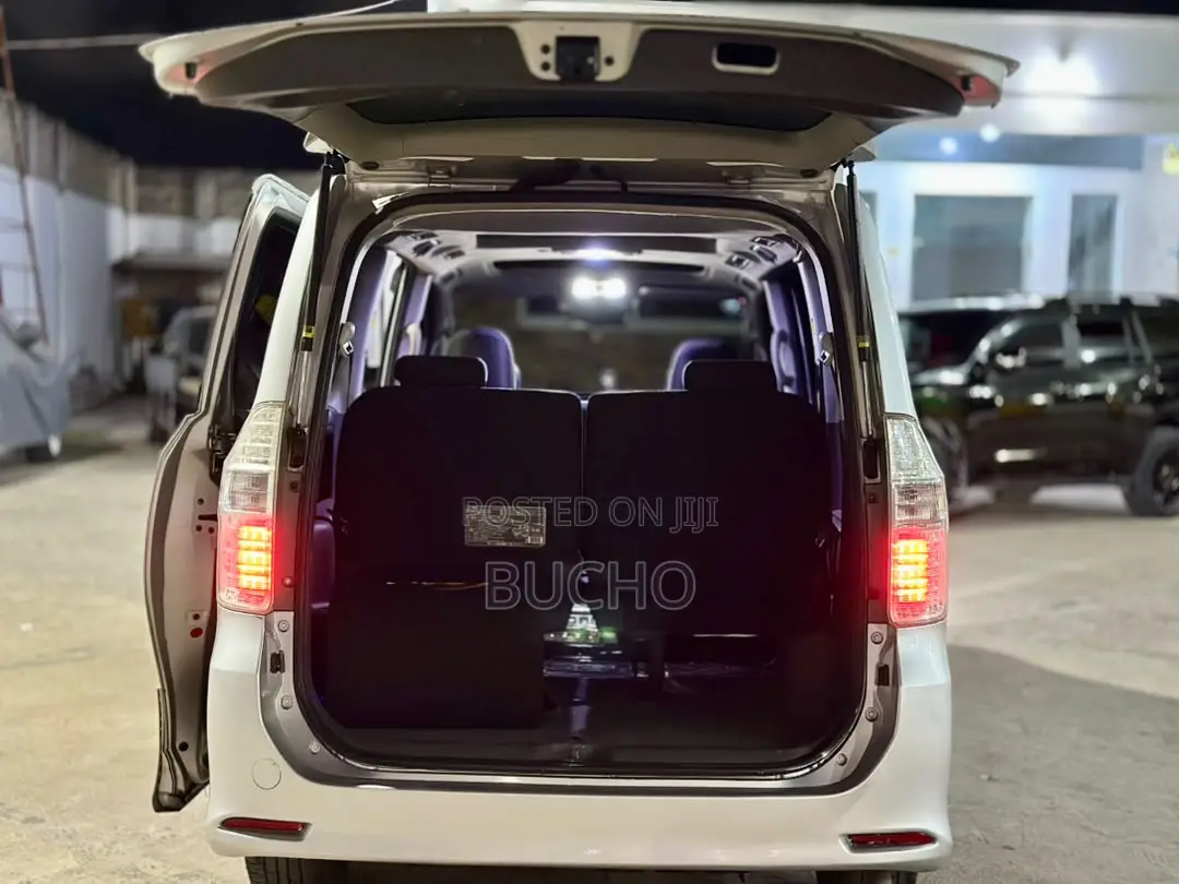 Toyota Noah 2009 Silver