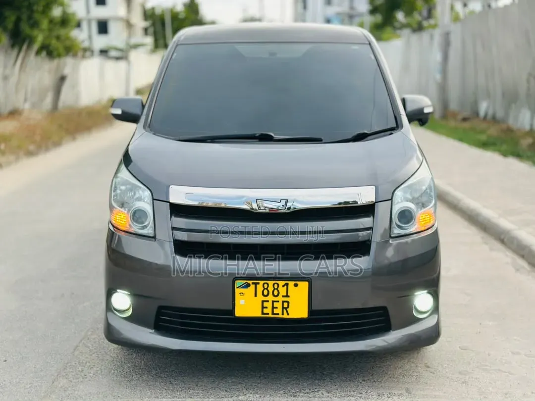 Toyota Noah 2009 Gray