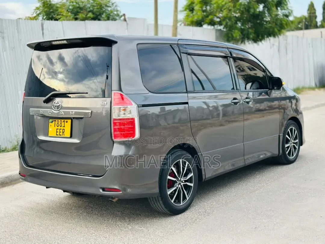 Toyota Noah 2009 Gray