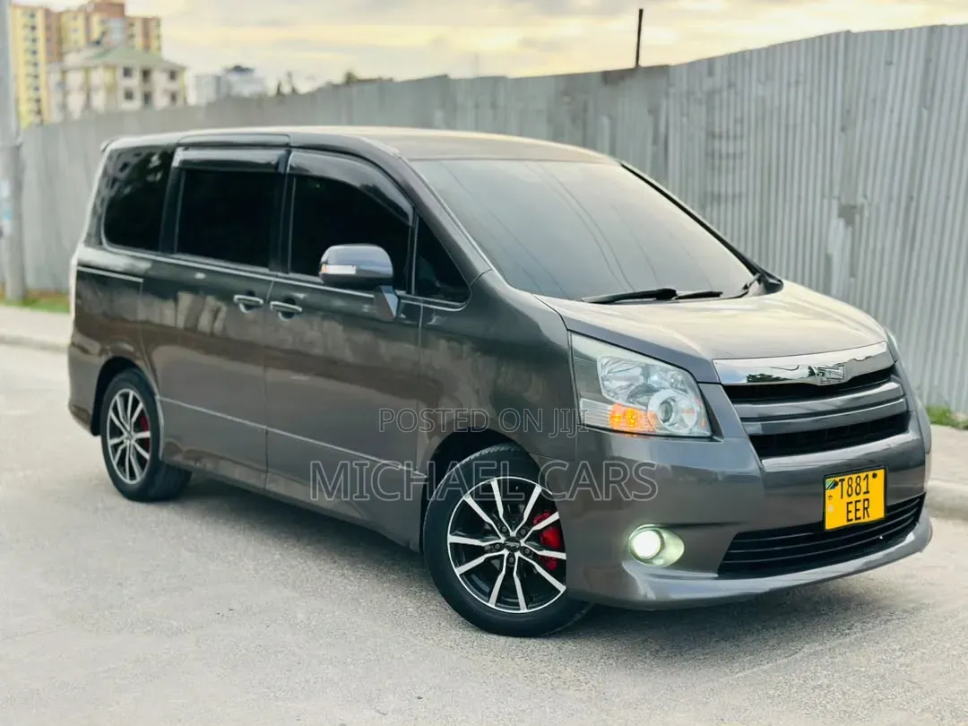 Toyota Noah 2009 Gray