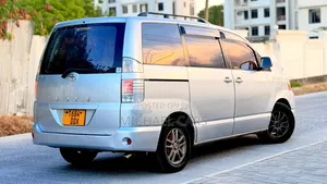 Toyota Noah 2005 Silver