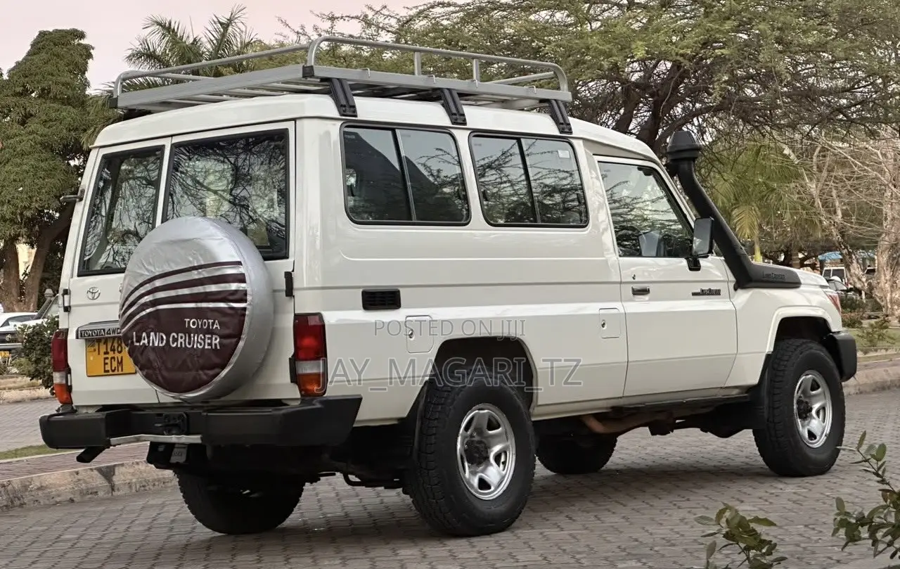 Toyota Land Cruiser 2022 White