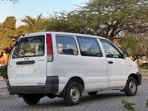 Toyota LiteAce Noah 2001 White