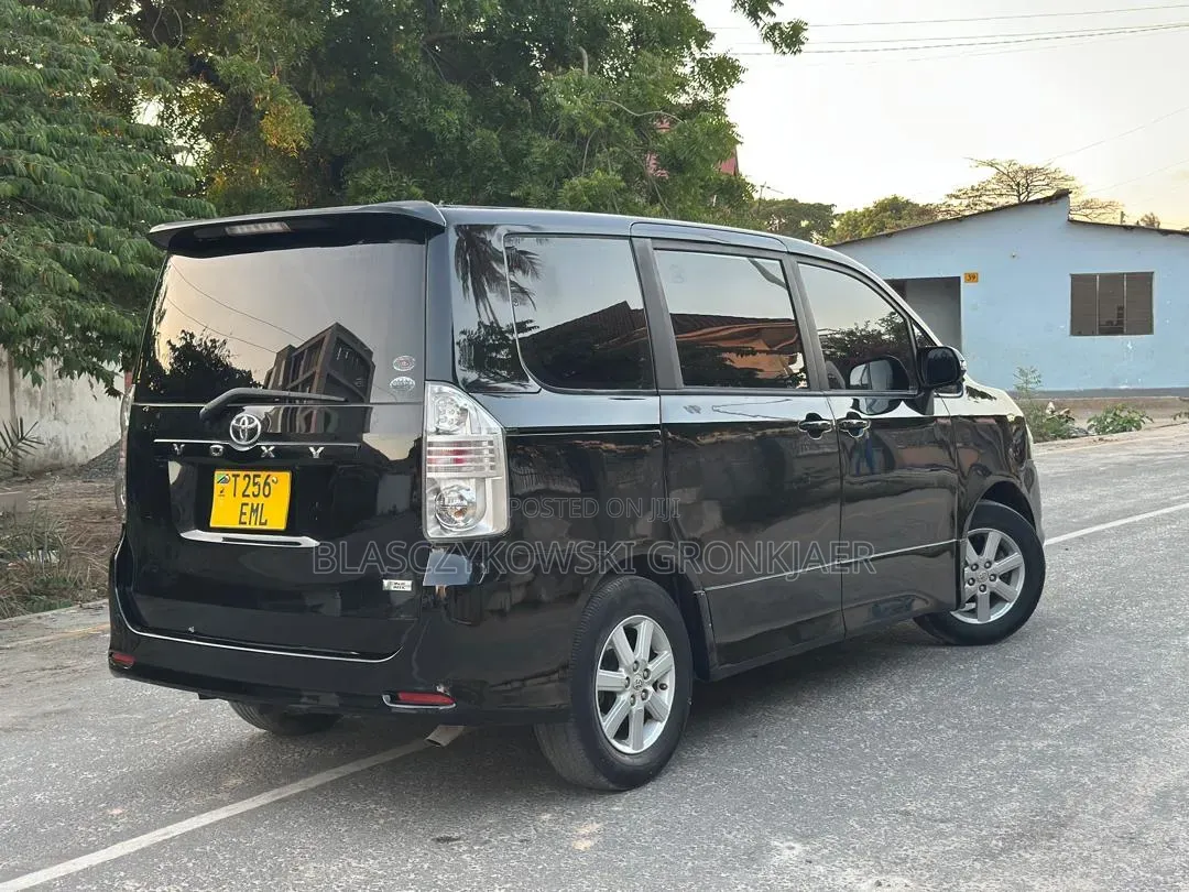 Toyota Noah 2.0 143hp AWD (7 Seater) 2010 Black
