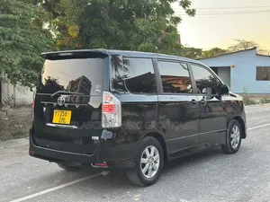 Toyota Noah 2.0 143hp AWD (7 Seater) 2010 Black