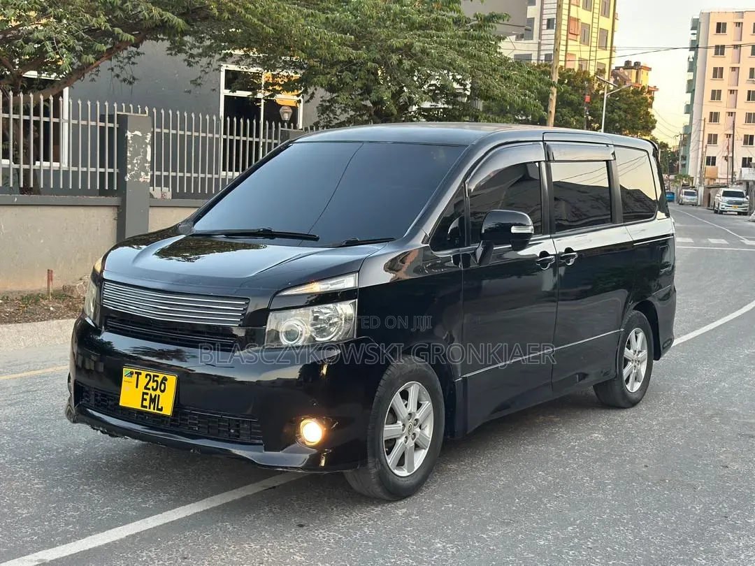 Toyota Noah 2.0 143hp AWD (7 Seater) 2010 Black