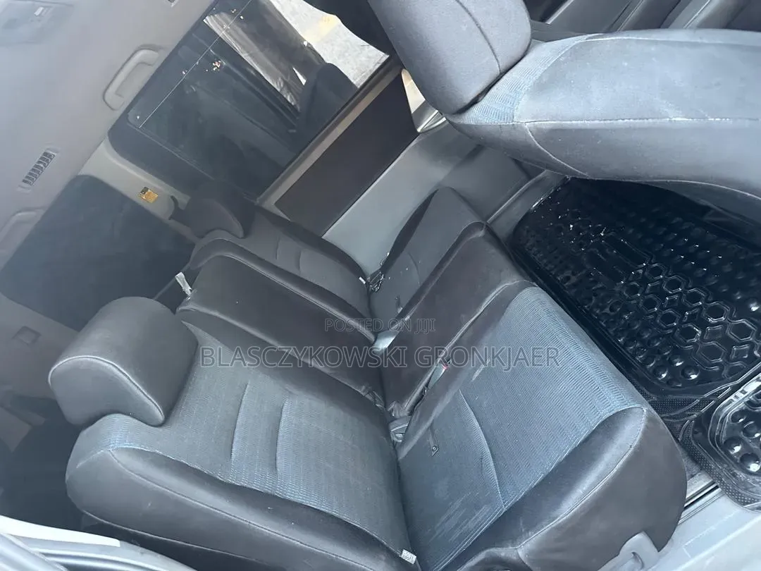 Toyota Noah 2.0 143hp AWD (7 Seater) 2010 Black