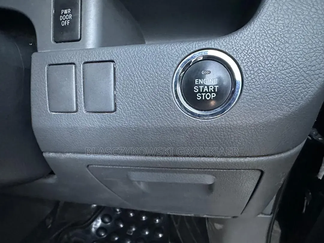 Toyota Noah 2.0 143hp AWD (7 Seater) 2010 Black