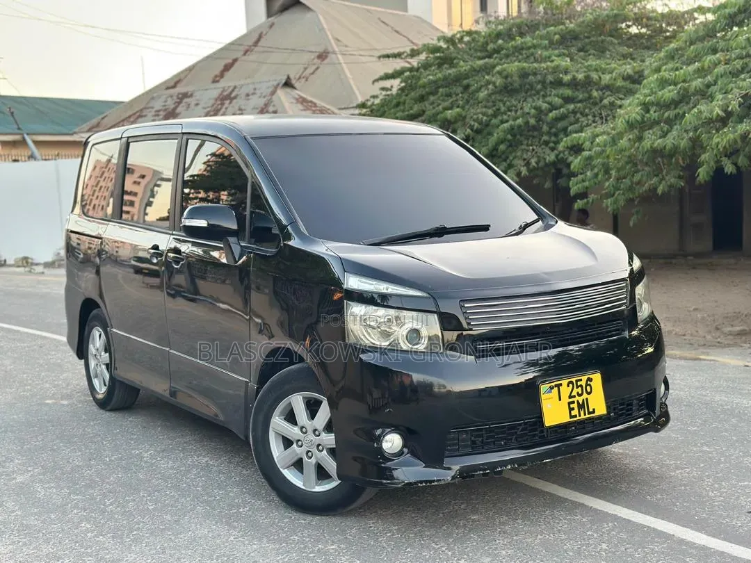Toyota Noah 2.0 143hp AWD (7 Seater) 2010 Black