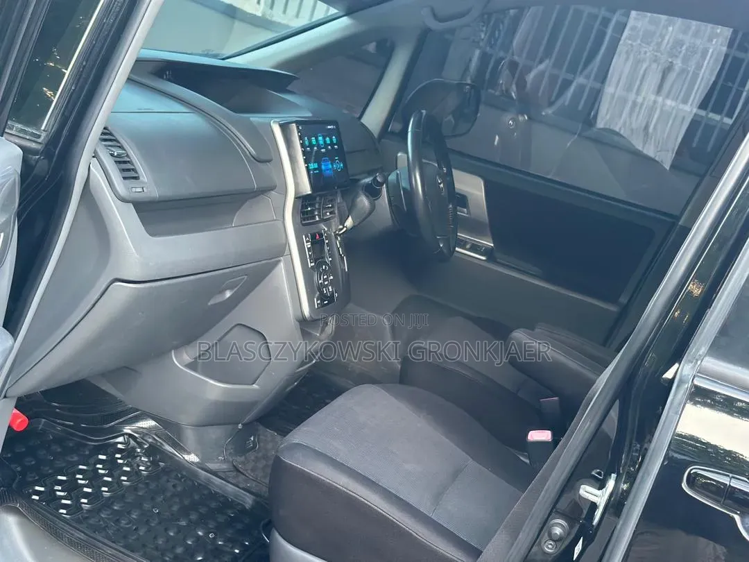 Toyota Noah 2.0 143hp AWD (7 Seater) 2010 Black