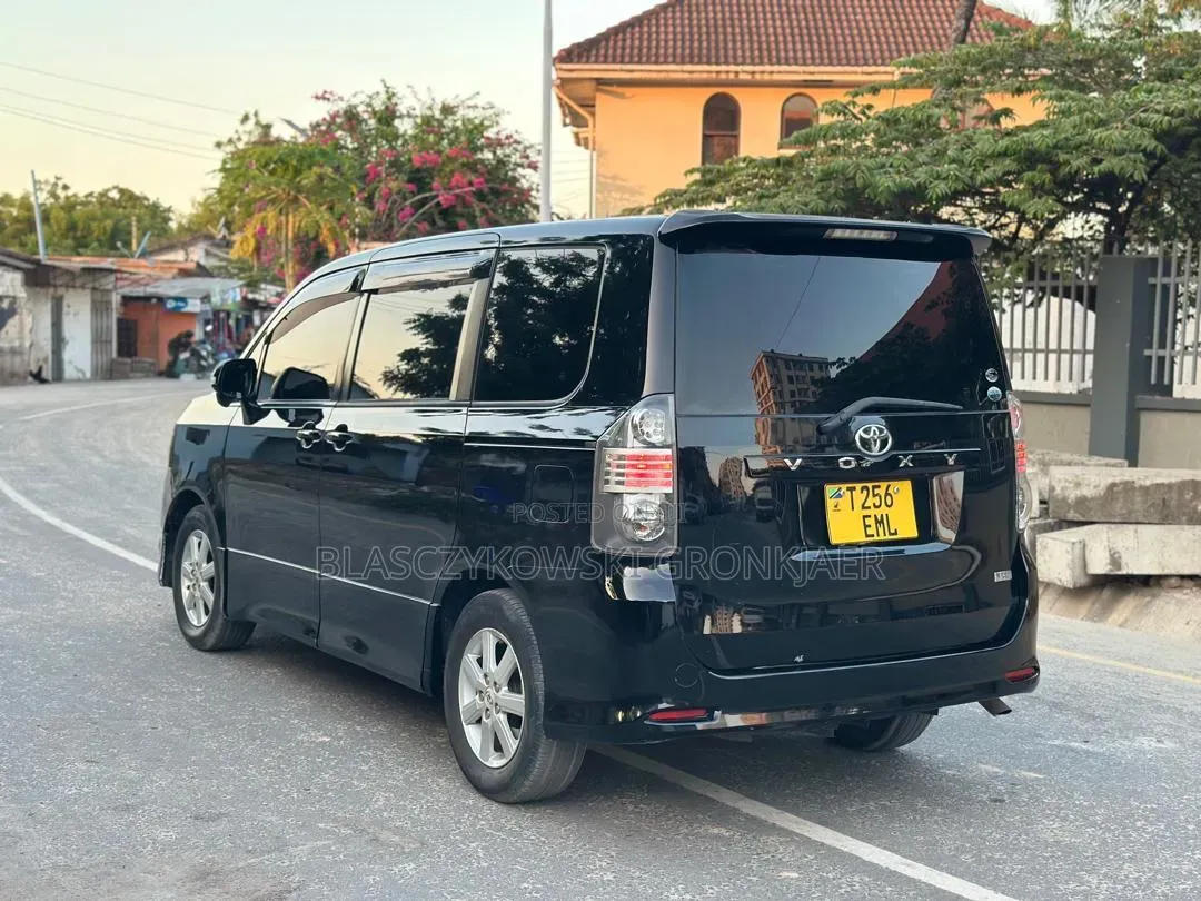 Toyota Noah 2.0 143hp AWD (7 Seater) 2010 Black