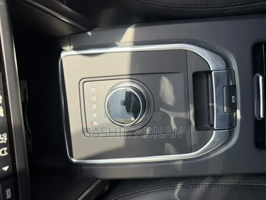 Land Rover Discovery 2019 White