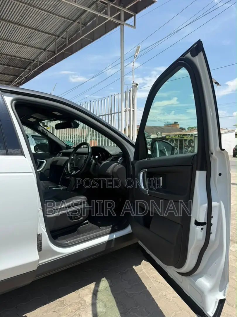 Land Rover Discovery 2019 White