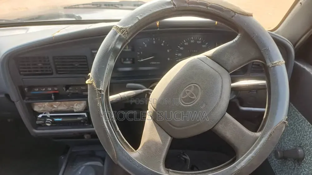 Toyota Hilux 1999 Off white