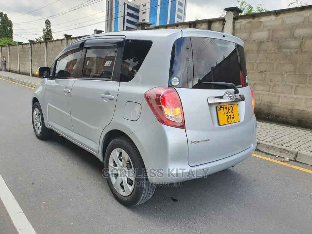 Toyota Ractis 2009 Silver