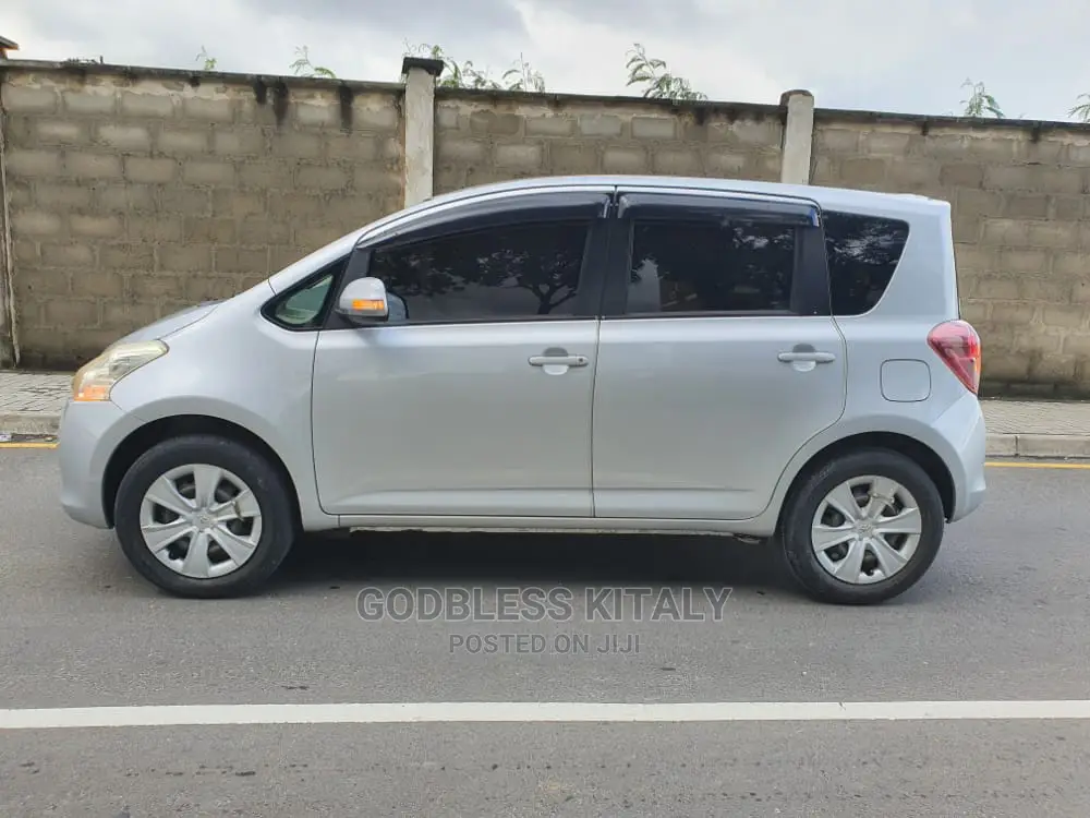 Toyota Ractis 2009 Silver