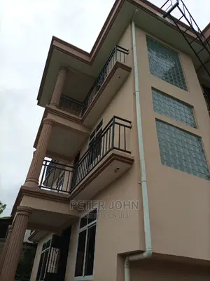 2bedrooms,Livingroom,Kitchen,Master Publi Toilet's