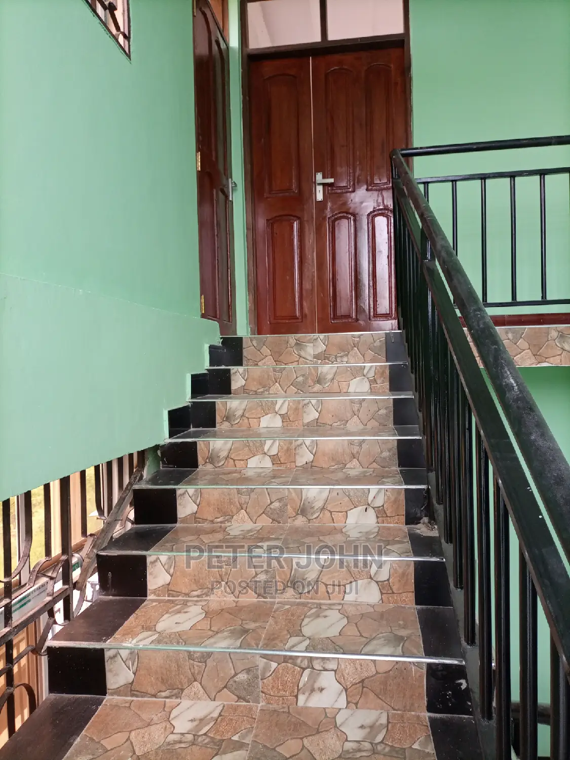 2bedrooms,Livingroom,Kitchen,Master Publi Toilet's
