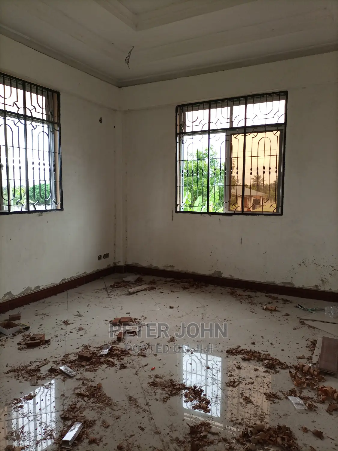 2bedrooms,Livingroom,Kitchen,Master Publi Toilet's