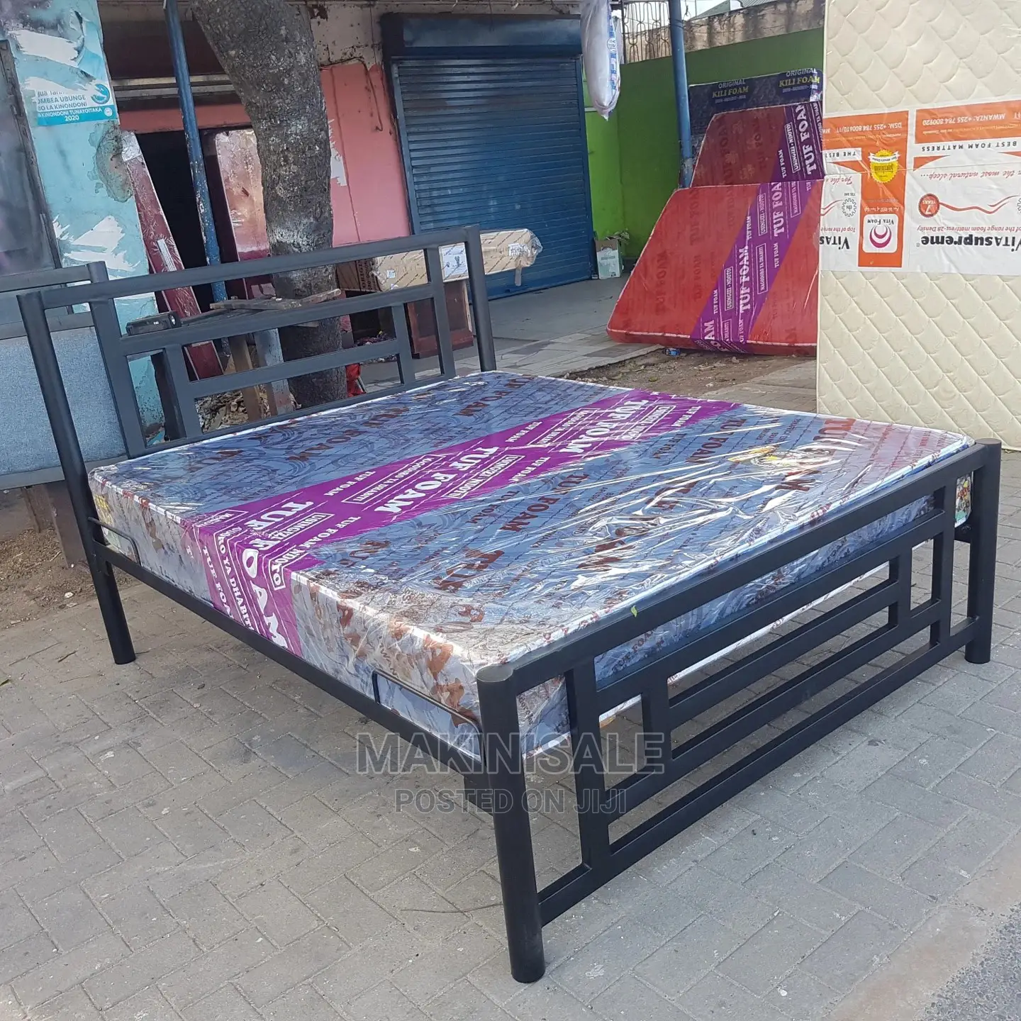 Kitanda Na Godoro Lake Vyote Kwa Pamoja Kipo Tayari