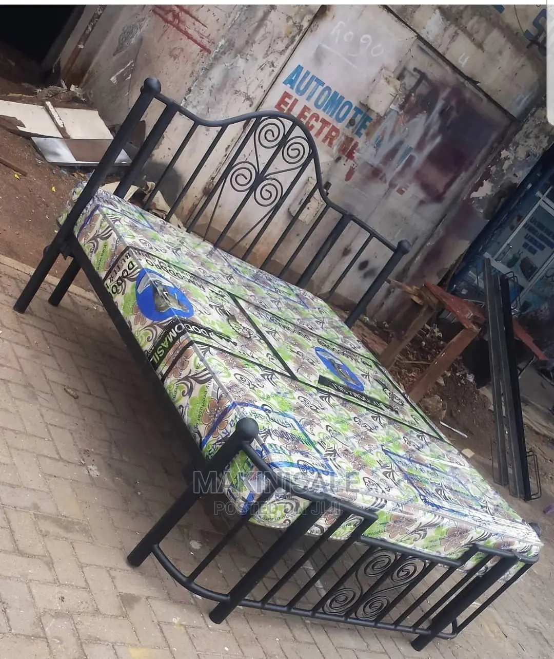 Kitanda Simple Chuma Imara Kutoka at Makinisale