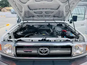 Toyota Land Cruiser 2009 White