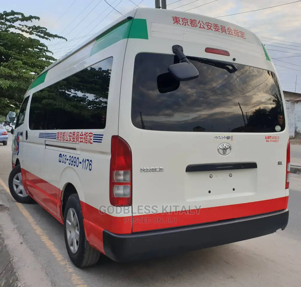 Toyota HMV 2017 White
