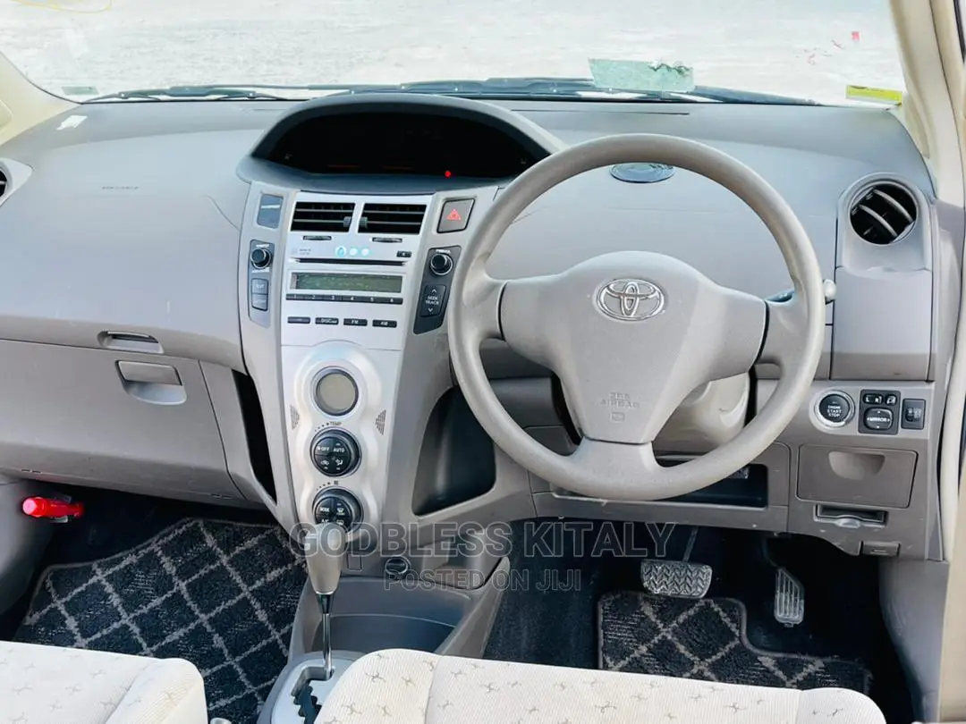 Toyota Vitz 2008 Silver
