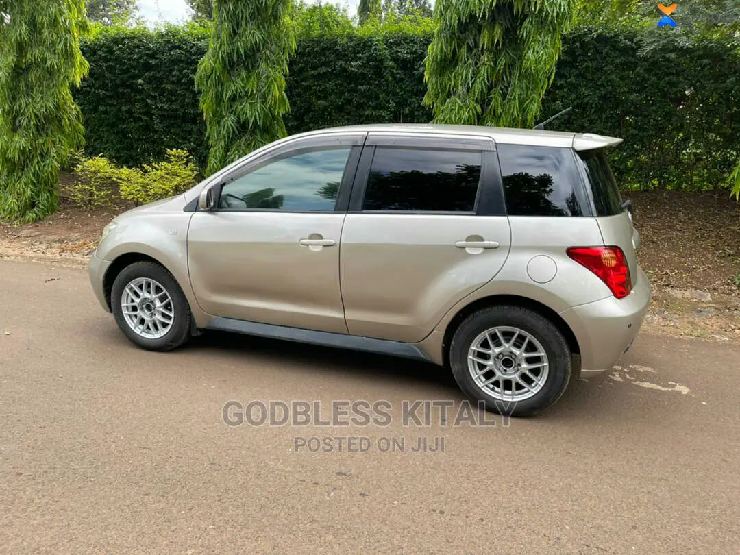 Toyota IST 2004 Gold