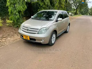 Toyota IST 2004 Gold