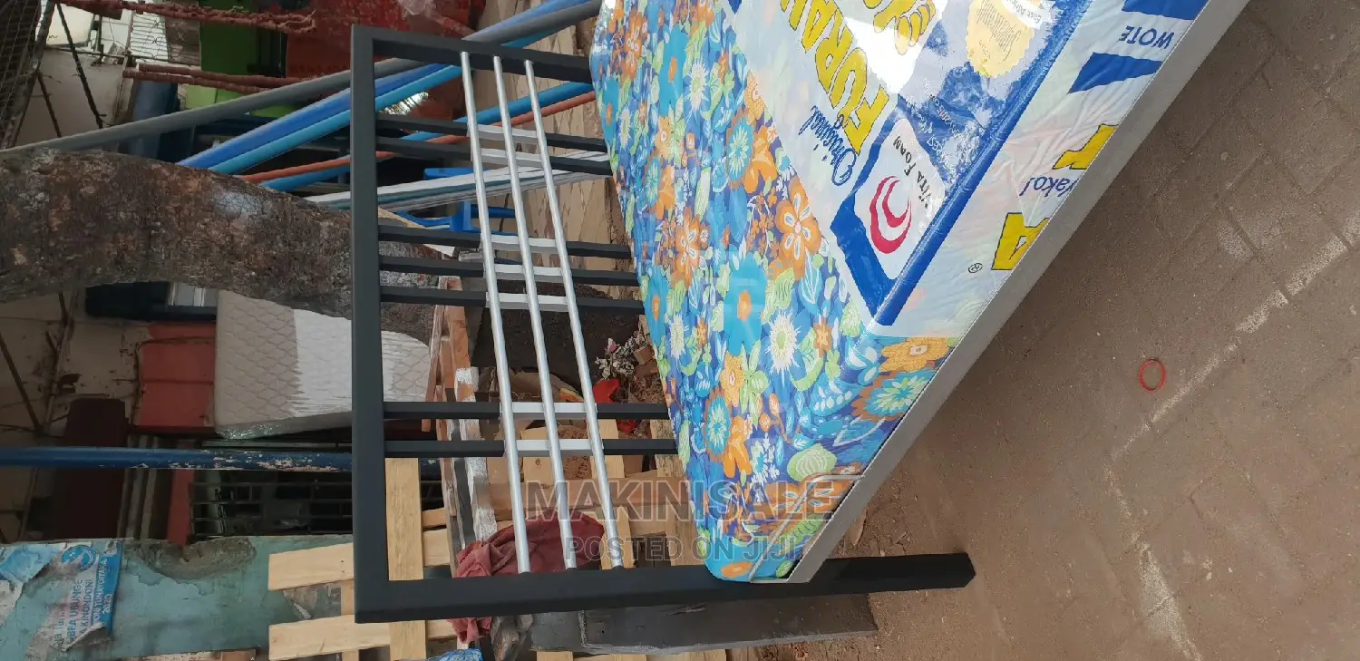 Kitanda Simple Chuma Imara Na Godoro Lake Vyote Kwa Pamoja