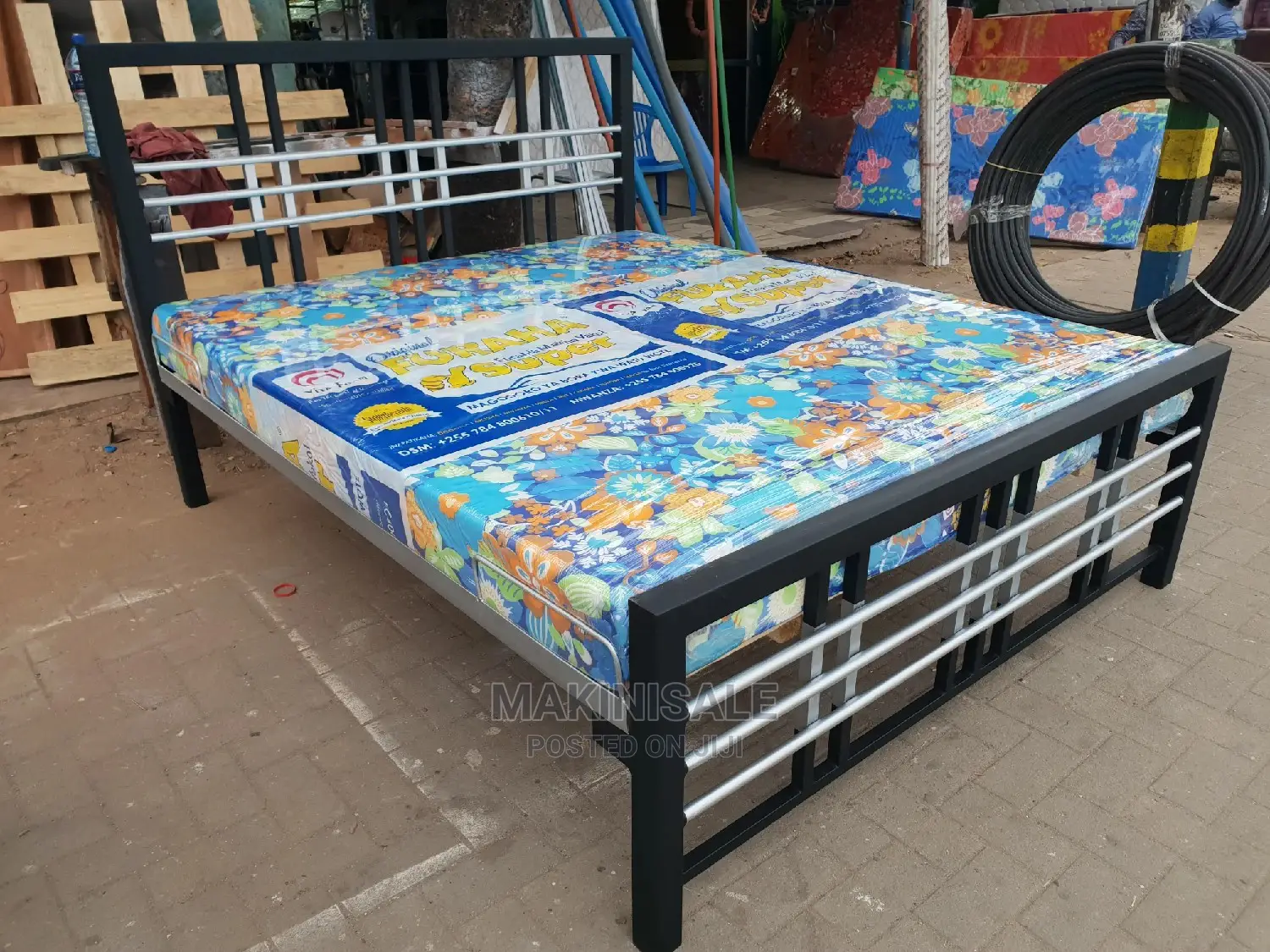Kitanda Simple Chuma Imara Na Godoro Lake Vyote Kwa Pamoja