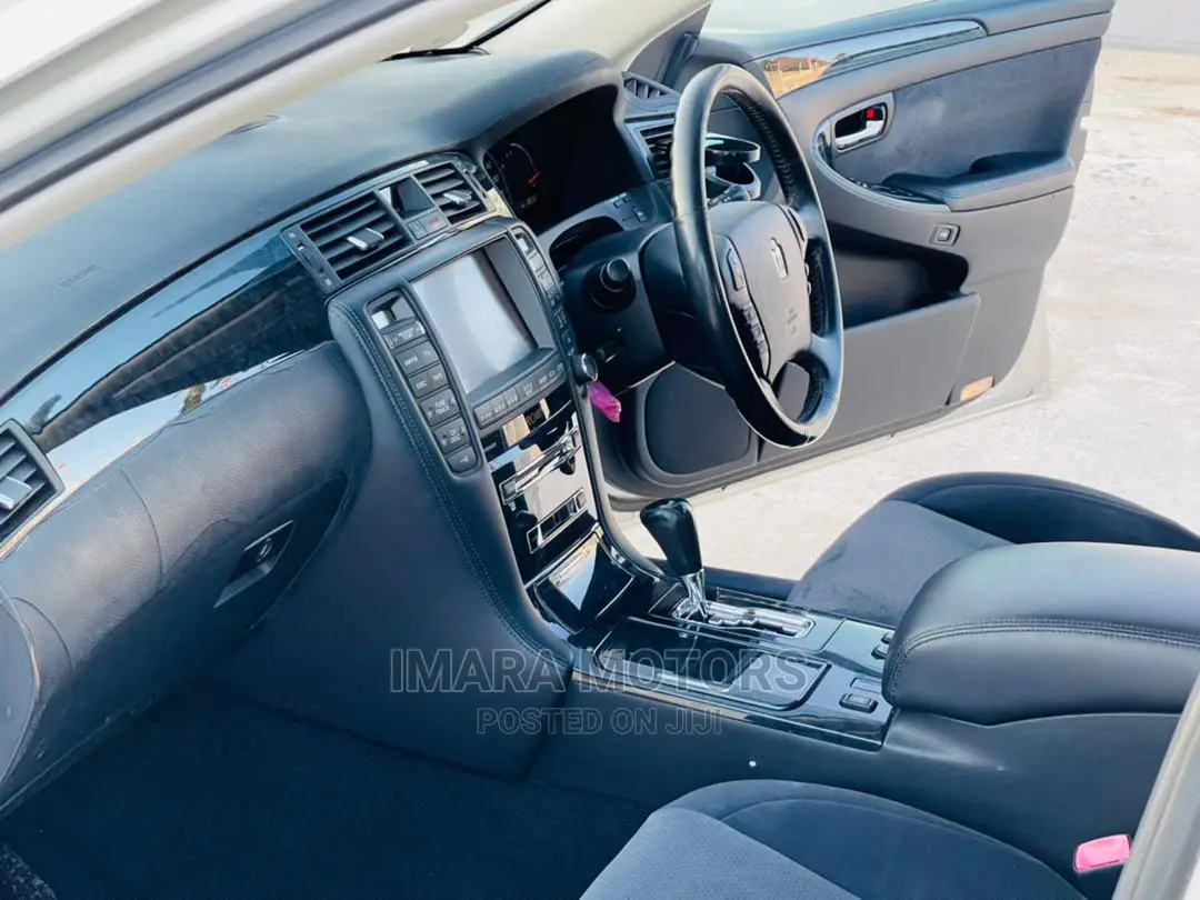 Toyota Crown 2006 Silver