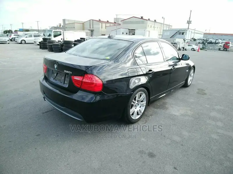 BMW 320i 2010 Black