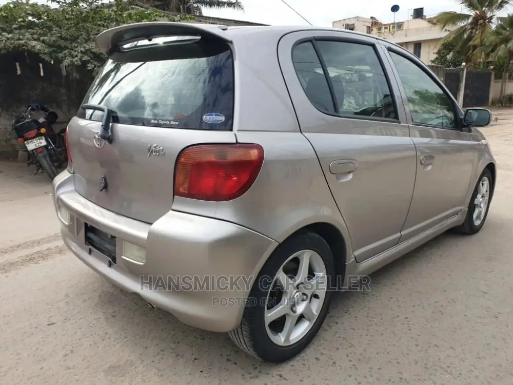 Toyota Vitz 2002 Silver